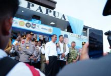 Mentan Amran: 2027 Papua Sudah Bisa Mandiri Pangan Seperti Pulau Lainnya FOTO: Mentan Mentan Amran saat kegiatan penyaluran beras SPHP di Jayapura, Papua, Selasa (9/12/2025). (Properti Kementan)