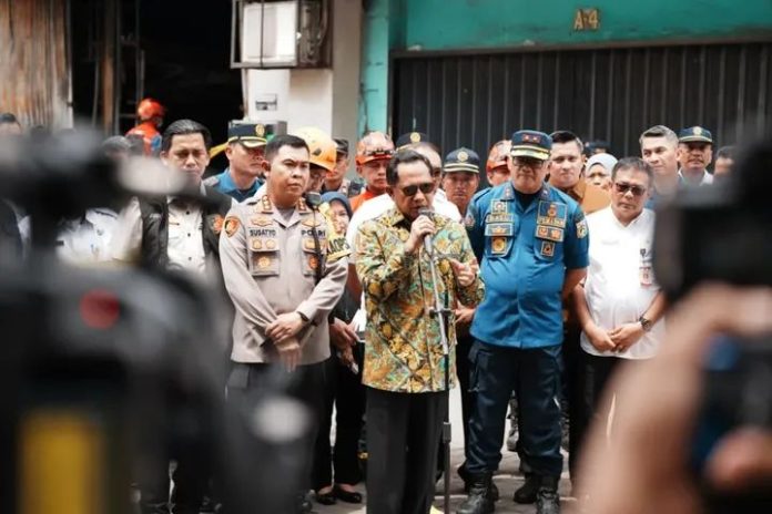 FOTO: Menteri Dalam Negeri, Tito Karnavian meninjau langsung lokasi kebakaran di Gedung Terra Drone, Kemayoran, Jakarta Pusat. Rabu, 10 Desember 2025. (Properti Kemendagri)
