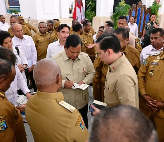Presiden Sampaikan Empat Poin Penting Percepatan Pembangunan Papua FOTO: Presiden Prabowo Subianto memberikan pengarahan kepada Kepala Daerah se-Papua, hadir seluruh Gubernur dari 6 provinsi, 42 Bupati/Walikota, serta 10 anggota Komite Eksekutif Percepatan Pembangunan Otonomi Khusus Papua di Istana Negara, pada Selasa, 16 Desember 2025. (Properti Seskab)