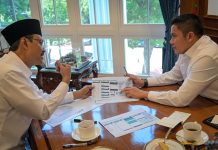 Teddy dan Gus Ipul Bertemu Bahas BLT: Rp900.000 untuk 120 juta Jiwa FOTO: Sekertaris Kabinet Sekertaris Kabinet (Seskab) Teddy Indra Wijaya menerima kedatangan Menteri Sosial Saifullah Yusuf (Gus Ipul) di Kantor Sekretariat Kabinet, Jakarta. (Properti Seskab)