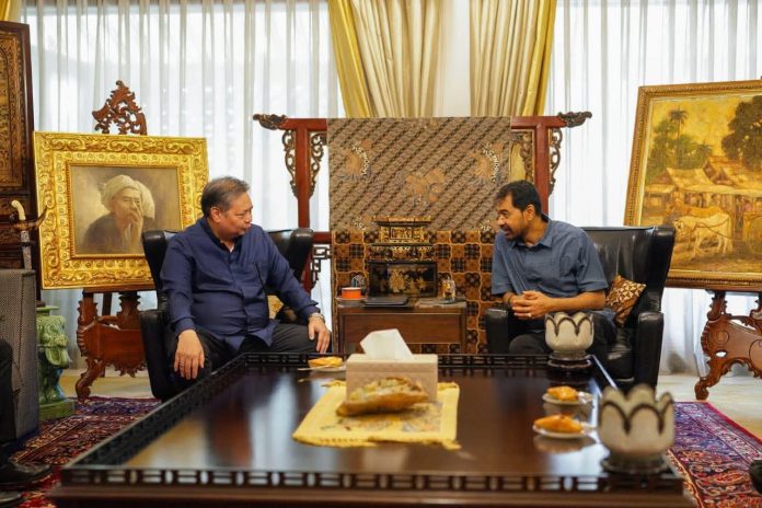 FOTO: Menko Airlangga saat menerima kunjungan Gubernur Aceh, Muzakir Manaf, di Jakarta. (Properti via Facebook Airlangga)