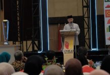 Unhas Galang Donasi dan Do’a Bersama untuk Bencana Alam Sumatera FOTO: Ustadz Asnawin Aminuddin saat membacakan doa di acara Homecoming PIMNAS ke-38, sebagai wujud rasa syukur atas keberhasilan sebagai tuan rumah, dan kesuksesan meraih juara umum.