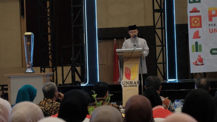 FOTO: Ustadz Asnawin Aminuddin saat membacakan doa di acara Homecoming PIMNAS ke-38, sebagai wujud rasa syukur atas keberhasilan sebagai tuan rumah, dan kesuksesan meraih juara umum.