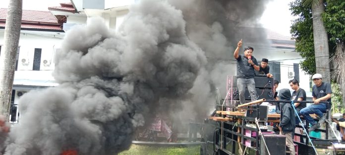 FOTO: Aliansi Masyarakat Lingkar Tambang menggelar aksi jilid II terkait penolakan rencana penambangan emas di wilayah Kecamatan Kendana dan Kecamatan Enrekang, Kabupaten Enrekang, Sulawesi Selatan, Senin ( 01/12/2025).