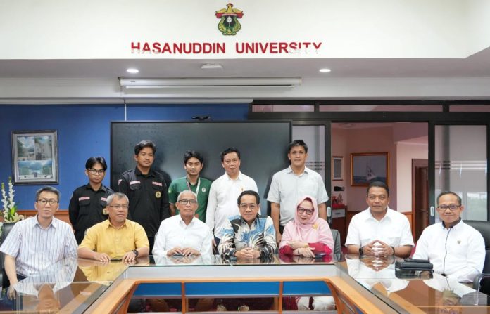 FOTO: Pelepasan tim medis dipimpin langsung oleh Rektor Unhas, Prof. Dr. Ir. Jamaluddin Jompa, M.Sc., turut mendampingi Ketua serta Wakil Ketua Senat Akademik, Wakil Rektor Bidang Akademik dan Kemahasiswaan, serta Dekan Fakultas Kedokteran Unhas. Kegiatan berlangsung di Ruangan Rektor, Lantai 8 Gedung Rektorat, Kampus Unhas Tamalanrea, Makassar, Senin (01/12).