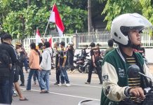 Bintang Kejora Gagal Berkibar di Monumen Mandala Makassar FOTO: Sejumlah ormas cinta NKRI saat menduduki monumen Mandala, dari kelompok organisasi pro Papua Merdeka di Makassar, Sulawesi Selatan, Senin (1/12/2025)