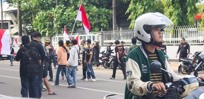 FOTO: Sejumlah ormas cinta NKRI saat menduduki monumen Mandala, dari kelompok organisasi pro Papua Merdeka di Makassar, Sulawesi Selatan, Senin (1/12/2025)
