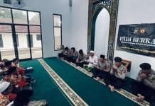 Polri Dukung Pendidikan Agama, 50 Mushaf Dibagikan ke Santri TPQ Polsek Besuki FOTO: Kepedulian Polri terhadap pendidikan keagamaan kembali terlihat melalui Program PADI BERKAH (Patroli Dialogis Sambil Bersedekah) yang dilaksanakan Satsamapta Polres Situbondo bersama Polsek Besuki, Selasa (2/12/2025).