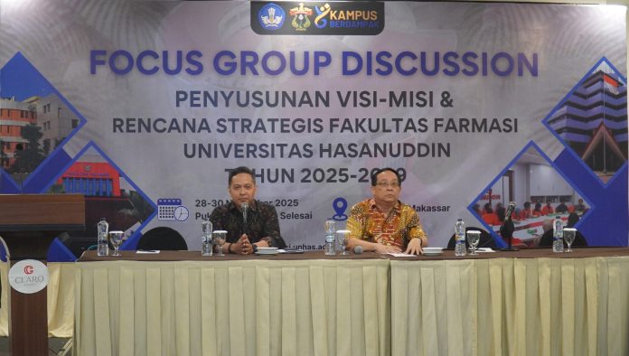 FOTO: Fakultas Farmasi Universitas Hasanuddin menyelenggarakan Focus Group Discussion (FGD) untuk penyusunan visi, misi, dan rencana strategis (Renstra) fakultas periode 2025–2029. Kegiatan berlangsung di Mahoni Hall, Hotel Claro Makassar, pada Jumat–Ahad (28–30 November 2025).