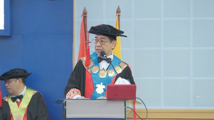 FOTO: Rektor Unhas, Prof. Dr. Ir. Jamaluddin Jompa, M.Sc., dalam rangka upacara Pengukuhan dan Penerimaan Anggota Dewan Profesor terhadap lima guru besar. Kegiatan berlangsung mulai pukul 08.30 Wita di Ruang Senat Akademik Unhas, Lantai 2 Gedung Rektorat, Kampus Unhas Tamalanrea, Makassar, serta disiarkan secara langsung melalui kanal YouTube Senat Akademik Unhas, Selasa (02/12).
