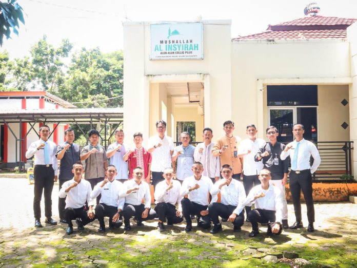 FOTO: Dalam rangka memperkuat nilai pengabdian dan kepedulian terhadap lingkungan sosial, Rumah Tahanan Negara Kelas IIB Barru melalui program “Pengabdian ImiPas untuk Negeri” melaksanakan kegiatan bakti sosial perawatan fasilitas ibadah di Musholla Alun-Alun Kabupaten Barru.