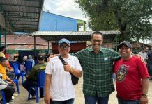 Prof Sukardi Weda: Pemilihan Serentak RT di Wilayah Kota Makassar, Berjalan dengan Sukses FOTO: Prof Sukardi Weda bersama calon RT di TPS RW 05 Kelurahan Bakung, Kecamatan Biringkanaya Kota Makassar.