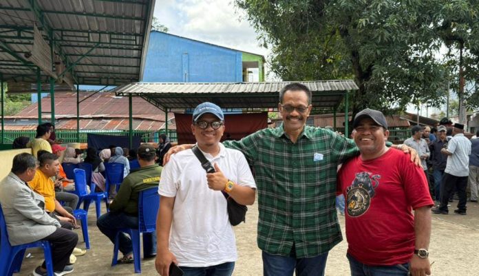 FOTO: Prof Sukardi Weda bersama calon RT di TPS RW 05 Kelurahan Bakung, Kecamatan Biringkanaya Kota Makassar.