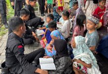 Semangat Bhakti Brimob di Tengah Pemulihan Pasca Perang Kelompok di Kecamatan Tallo FOTO: Personil Batalyon A Pelopor Brimob Polda Sulsel melakukan aktivitas belajar mengaji di di wilayah Sapiria, Kelurahan Lembo, Kecamatan Tallo, Kota Makassar.