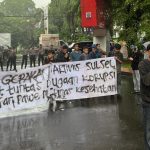 Gerakan Aktivis Sulawesi Selatan Gelar Aksi di Mapolda Sulsel, Soal Dugaan Korupsi DAK Dinkes Parepare FOTO: Zul Jalali Ikram Koordinator Lapangan Gerakan Aktivis Sulawesi Selatan (Sulsel) menggelar aksi unjuk rasa di Jalan Perintis Kemerdekaan KM 16, Makassar, Jumat (5/12/2025)