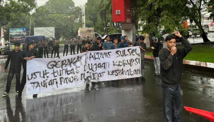 FOTO: Zul Jalali Ikram Koordinator Lapangan Gerakan Aktivis Sulawesi Selatan (Sulsel) menggelar aksi unjuk rasa di Jalan Perintis Kemerdekaan KM 16, Makassar, Jumat (5/12/2025)