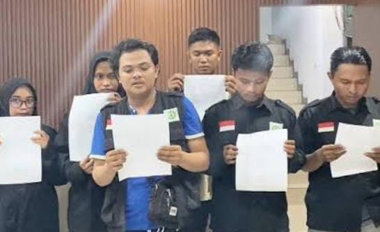 IMG-20251206-WA0264 FOTO: Dinas Sosial dan Satpol PP Kota Makassar saat mengamankan 6 orang dari Komunitas Bunga Jaya Peduli Makassar (KBJPM) meminta maaf usai menjalani asesmen oleh Dinas Sosial (Dinsos) Makassar pada Kamis malam (4/12/2025). (Ist)
