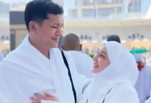 Tetap Umroh di Tengah Bencana, DPP Pecat Bupati Aceh Selatan dari Ketua DPC Gerindra FOTO: Bupati Aceh Selatan Mirwan MS dan Istri saat melaksanakan ibadah umroh di Mekkah Arab Saudi. (Sumber media sosial)