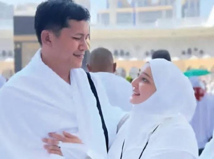 IMG-20251206-WA0408(1) FOTO: Bupati Aceh Selatan Mirwan MS dan Istri saat melaksanakan ibadah umroh di Mekkah Arab Saudi. (Sumber media sosial)