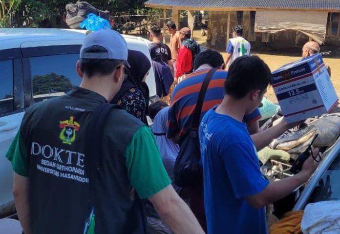 IMG-20251206-WA0555 FOTO: Tim bantuan medis Universitas Hasanuddin di bawah koordinasi dr. Muhammad Phetrus Johan, M.Kes., Ph.D., Sp.OT, Subsp. Onk.Ort. (K), terus memperkuat respons kesehatan bagi masyarakat terdampak bencana di Kabupaten Pidie Jaya.