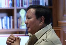 Di Hari Libur Presiden Pimpinan Ratas, Bahas Percepatan Pemulihan Daerah Terdampak Bencana di Sumatera FOTO: Presiden Prabowo Subianto saat memimpin rapat terbatas (Ratas) bersama sejumlah menteri Kabinet Merah Putih di kediamannya di Hambalang, Bogor, Jawa Barat, 6 Desember 2025. (Properti seskab)