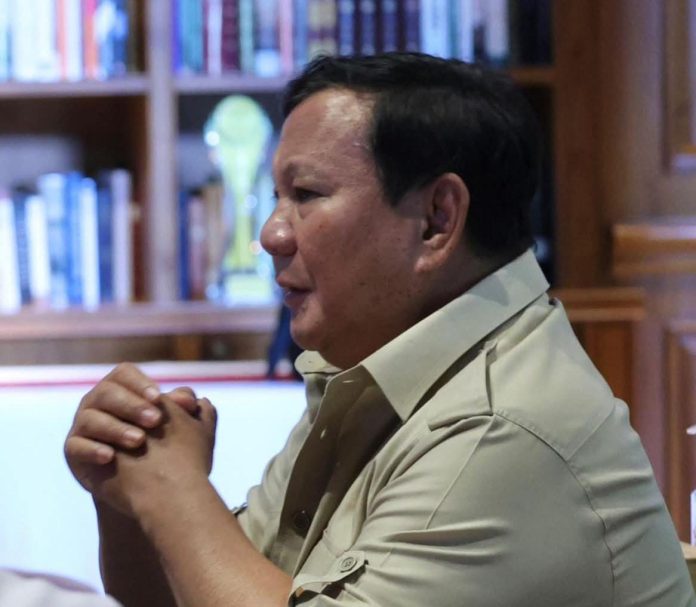 FOTO: Presiden Prabowo Subianto saat memimpin rapat terbatas (Ratas) bersama sejumlah menteri Kabinet Merah Putih di kediamannya di Hambalang, Bogor, Jawa Barat, 6 Desember 2025. (Properti seskab) 