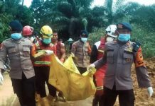 Brimob Sumut Temukan dan Evakuasi Korban Longsor di Tapanuli Selatan FOTO: Personel Batalyon-C Sat Brimob Polda Sumut saat mengevakuasi korban banjir di Tapanuli Selatan. (Properti Brimob Polda Sumut)