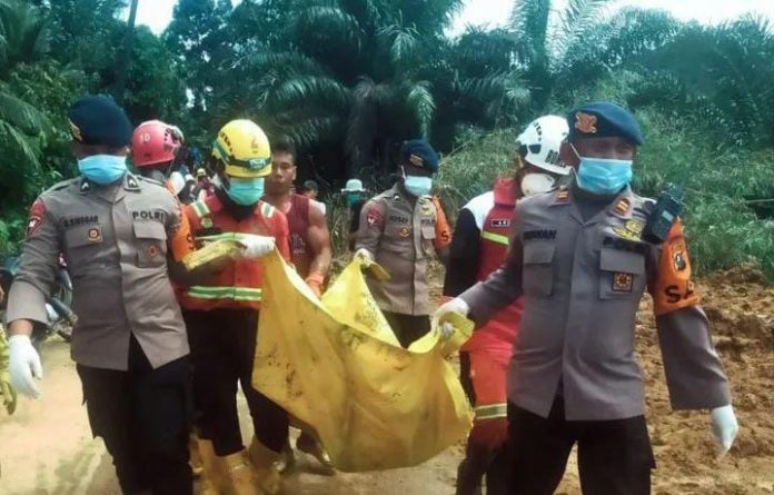 FOTO: Personel Batalyon-C Sat Brimob Polda Sumut saat mengevakuasi korban banjir di Tapanuli Selatan. (Properti Brimob Polda Sumut)