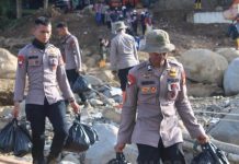 Personel Brimob Polda Riau Terus Perkuat Operasi Kemanusiaan FOTO: Personel Brimob Polda Riau kembali melanjutkan rangkaian tugas kemanusiaan dalam Operasi Aman Nusa II untuk penanganan bencana banjir bandang di wilayah Kabupaten Agam, Sumatera Barat. Sebanyak 115 personel diterjunkan di berbagai titik terdampak guna mempercepat pemulihan dan membantu masyarakat. Sumatera Barat, 4 Desember 2025. (Properti Brimob Polda Riau)