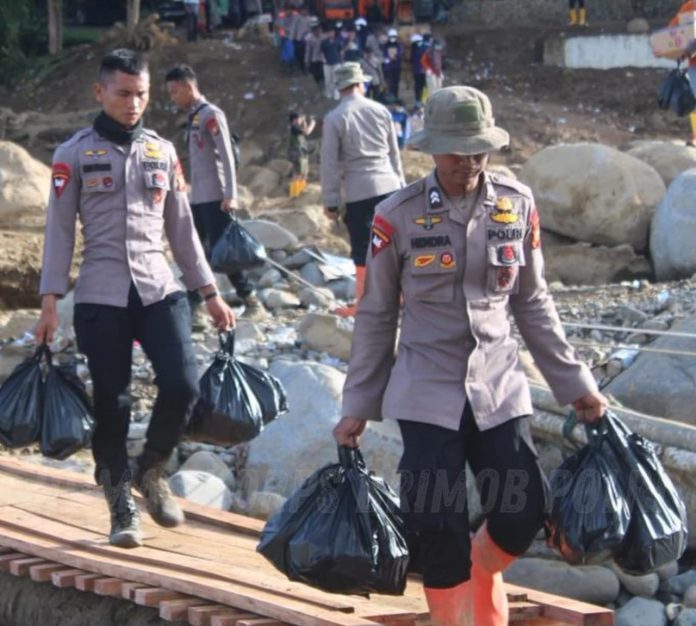 FOTO: Personel Brimob Polda Riau kembali melanjutkan rangkaian tugas kemanusiaan dalam Operasi Aman Nusa II untuk penanganan bencana banjir bandang di wilayah Kabupaten Agam, Sumatera Barat. Sebanyak 115 personel diterjunkan di berbagai titik terdampak guna mempercepat pemulihan dan membantu masyarakat. Sumatera Barat, 4 Desember 2025. (Properti Brimob Polda Riau)