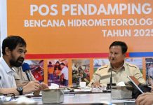 Presiden Gelar Rapat Terbatas Khusus Pos Pendamping Nasional Penanganan Bencana Alam Aceh FOTO: Presiden Prabowo Subianto memimpin rapat terbatas khusus di Pos Pendamping Nasional Penanganan Bencana Alam Aceh yang berlokasi di Pangkalan TNI AU Sultan Iskandar Muda, Aceh Besar, pada Minggu, 7 Desember 2025. (Properti Seskab)
