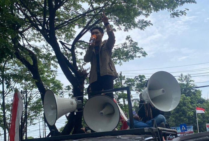 FOTO: Kesatuan Pemuda dan Mahasiswa Bergerak saat menggelar aksi unjuk rasa di Mapolda Sulsel beberapa waktu lalu.