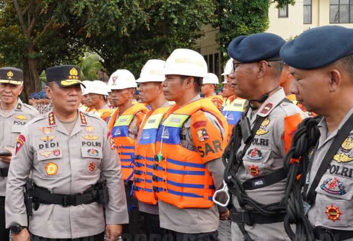 FOTO: Wakapolri Komjen Pol. Dedi Prasetyo memimpin langsung apel kesiapan pemberangkatan pasukan dan kendaraan di Lapangan Mako Korbrimob Polri, Kelapa dua, Cimanggis, Kota Depok. Senin (8/12/2025). (Humas Korps Brimob Polri)