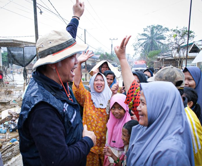FOTO: Direktur Utama PTPN I, Teddy Yunirman Danas, bersama Direktur Hubungan Kelembagaan PTPN I, Tio Handoko, bergerak ke dua wilayah berbeda setelah menerima laporan mengenai tingginya dampak banjir yang melanda sejumlah daerah di Aceh. Kamis (9/12)