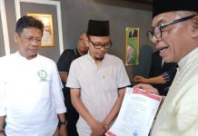 Berkas Lengkap, IAS Daftar Calon Ketua Pordi Sulsel, Panitia Sebut PB Persilahkan Siapa Saja Bisa Mendaftarkan Diri FOTO: Panitia Seleksi Pordi Sulsel, Dino Karno saat menerima berkas pencalonan Ilham Arief Sirajuddin sebagai bakal calon ketua di di sekretariat Pordi Sulsel, Jalan Pengayoman, Kompleks Pasar segar KBD No 01, Panakukang, Makassar. Jumat (12/12).