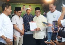 Pengda Ingin Ketua yang tak Cari Hidup di PORDI Sulsel FOTO: Bakal calon ketua Pordi Sulsel Ilham Arief Sirajuddin saat menyerahkan dokumen pencalonan. Jumat (12/12)