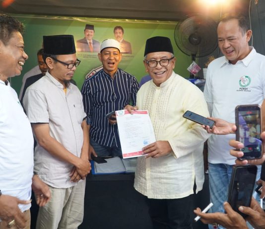 Pengda Ingin Ketua yang tak Cari Hidup di PORDI Sulsel FOTO: Bakal calon ketua Pordi Sulsel Ilham Arief Sirajuddin saat menyerahkan dokumen pencalonan. Jumat (12/12)