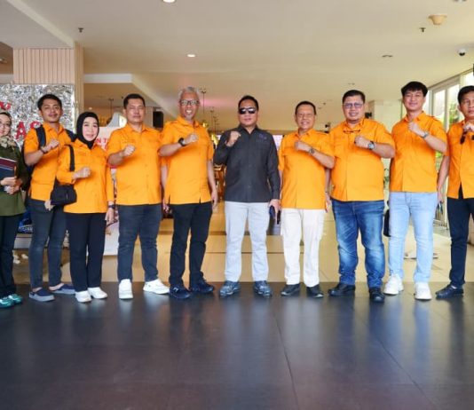 KONI Makassar Kunker ke Badung ini Yang Bahas FOTO: Komite Olahraga Nasional (KONI) Kabupaten Badung hari ini menerima kunjungan kerja rombongan KONI Kota Makassar di kantor sekretariatnya yang terletak di Jalan Praja, Dalung, Badung. Senin (15/12). (Istimewa)