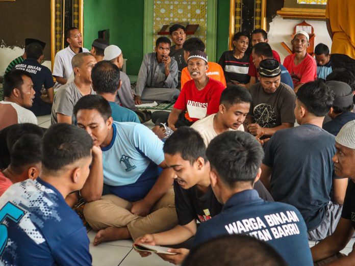 FOTO: Kelas IIB Barru melaksanakan kegiatan pembelajaran Pendidikan Al-Qur’an Orang Dewasa sebagai bagian dari program pembinaan kepribadian bagi warga binaan. Kegiatan ini bertujuan untuk meningkatkan kemampuan membaca Al-Qur’an secara bertahap serta menumbuhkan kesadaran spiritual dan akhlak yang lebih baik. Selasa (16/12)