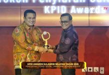 KPID Sulsel Anugerahi Iwan Taruna Tokoh Penyiaran, ini Rekam Jejaknya Jadi Jurnalistik FOTO: Iwan Taruna mendapatkan Anugerah KPID Awards Sulsel 2025 sebagai Tokoh Penyiaran. Komisi Penyiaran Indonesia Daerah (KPID) Awards Sulawesi Selatan (Sulsel) digelar di Ballroom Teater Menara Phinisi UNM, Kota Makassar, Senin (15/12/2025).