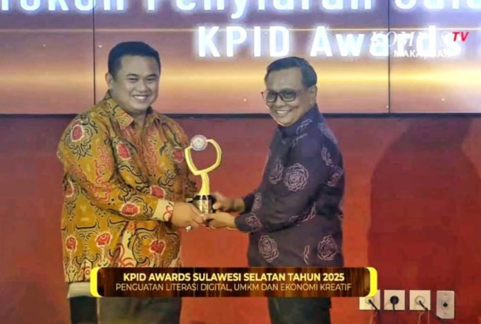 FOTO: Iwan Taruna mendapatkan Anugerah KPID Awards Sulsel 2025 sebagai Tokoh Penyiaran. Komisi Penyiaran Indonesia Daerah (KPID) Awards Sulawesi Selatan (Sulsel) digelar di Ballroom Teater Menara Phinisi UNM, Kota Makassar, Senin (15/12/2025).
