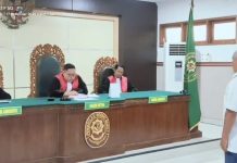 Vonis 3 Bulan Bagi Gopel, Penghina Kertha Desa Adat Tegalalang Berakhir FOTO: Majelis Hakim Pengadilan Negeri Bangli, memutuskan I Wayan Karmada alias Gopel vonis 3 bulan penjara atas dugaan kasus penghinaan Kertha Desa Adat Tegalalang, Sang Ketut Rencana. Putusan ini dibacakan di ruang sidang Candra pada Rabu, 17 Desember 2025, sekitar pukul 12.00 WITA.