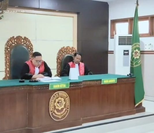 Vonis 3 Bulan Bagi Gopel, Penghina Kertha Desa Adat Tegalalang Berakhir FOTO: Majelis Hakim Pengadilan Negeri Bangli, memutuskan I Wayan Karmada alias Gopel vonis 3 bulan penjara atas dugaan kasus penghinaan Kertha Desa Adat Tegalalang, Sang Ketut Rencana. Putusan ini dibacakan di ruang sidang Candra pada Rabu, 17 Desember 2025, sekitar pukul 12.00 WITA.