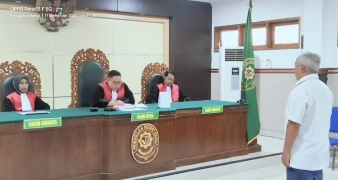 IMG-20251217-WA0058 FOTO: Majelis Hakim Pengadilan Negeri Bangli, memutuskan I Wayan Karmada alias Gopel vonis 3 bulan penjara atas dugaan kasus penghinaan Kertha Desa Adat Tegalalang, Sang Ketut Rencana. Putusan ini dibacakan di ruang sidang Candra pada Rabu, 17 Desember 2025, sekitar pukul 12.00 WITA.