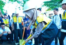 Jalan Hertasning – Aroepala Segera Mulus, Cicu: Komitmen Kami Memberikan Pelayanan Infrastruktur Baik dan Layak FOTO: Andi Rachmatika Dewi (Cicu) saat menghadiri pemasangan aspal yang digelar Dinas Bina Marga dan Bina Konstruksi di Jalan Hertasning, Rabu (17/12/2025). (Istimewa)