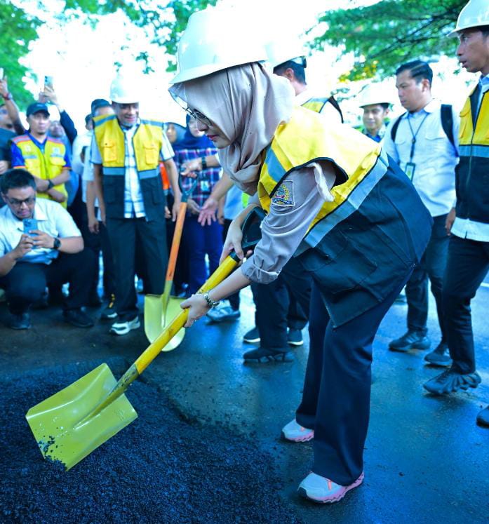 IMG-20251217-WA0166 FOTO: Andi Rachmatika Dewi (Cicu) saat menghadiri pemasangan aspal yang digelar Dinas Bina Marga dan Bina Konstruksi di Jalan Hertasning, Rabu (17/12/2025). (Istimewa)