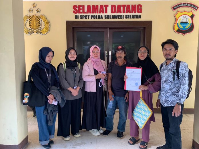 IMG-20251218-WA0050 FOTO: Warga Tello Baru resmi melaporkan pihak PT. Yosiken Inti Perkasa ke Polda Sulsel, atas dugaan tindak pidana yang terjadi dalam proses pembangunan jalan dan tanggul inspeksi Sungai Tello. 17 Desember 2025.