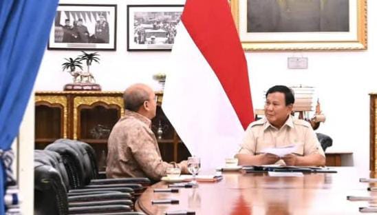 IMG-20251218-WA0130 FOTO: Presiden Prabowo Subianto saat menerima Kepala BPI Danantara, Rosan Roeslani, di Istana Merdeka, pada Rabu, 17 Desember 2025. (Properti Seskab)