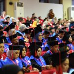 Rektor Unhas Tekankan Integritas dan Kepedulian Sosial kepada Para Alumni FOTO: Universitas Hasanuddin kembali menyelenggarakan prosesi Wisuda Periode Desember Tahun Akademik 2025/2026 yang berlangsung selama dua hari, Rabu–Kamis (17–18 Desember), di Baruga A.P. Pettarani, Kampus Tamalanrea.