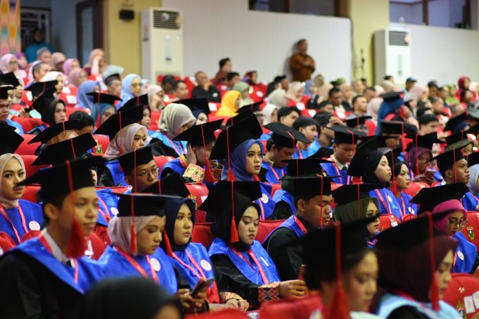 FOTO: Universitas Hasanuddin kembali menyelenggarakan prosesi Wisuda Periode Desember Tahun Akademik 2025/2026 yang berlangsung selama dua hari, Rabu–Kamis (17–18 Desember), di Baruga A.P. Pettarani, Kampus Tamalanrea.